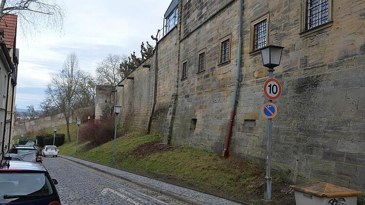 Am Maienbrunnen geht es immer eng zu. Bald stehen auch noch Gerüste an der Klosterfassade (rechts).  Foto: Ronald Rinklef