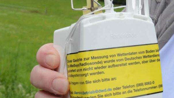 Auf der Radiosonde waren Hinweise, wohin man sich wegen weiterer Auskünfte wenden kann und dass das unbekannte Flugobjekt eine Aufgabe für den Deutschen Wetterdienst erfüllt. Foto: eh