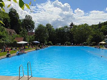 Ins Gräfenberger Freibadbecken darf weiterhin niemand springen. Der Bürgermeister verliert derweil seine Geduld.  Foto: Petra Malbrich