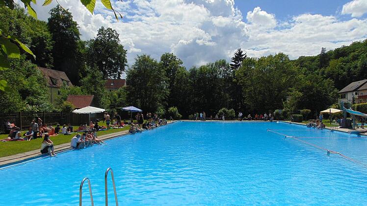 Ins Gräfenberger Freibadbecken darf weiterhin niemand springen. Der Bürgermeister verliert derweil seine Geduld.  Foto: Petra Malbrich