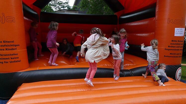 Die H&uuml;pfburg ist immer beliebt. Foto: Karin G&uuml;nther
