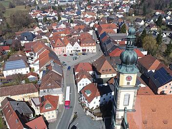 Die ehemalige Kreisstadt Stadtsteinach soll künftig nur noch den Status eines Grundzentrums haben. Das wollen die Stadträte nicht widerstandslos hinnehmen. Luftbild: Ingo Bär