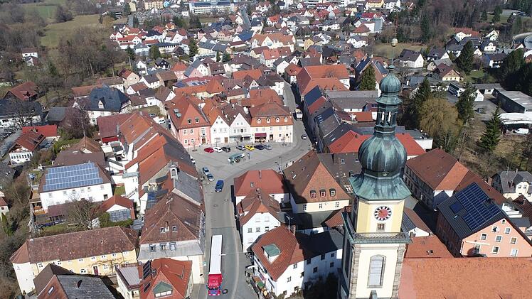 Die ehemalige Kreisstadt Stadtsteinach soll künftig nur noch den Status eines Grundzentrums haben. Das wollen die Stadträte nicht widerstandslos hinnehmen. Luftbild: Ingo Bär