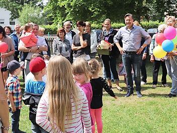 Das gemeinsame Tanzen machte den Senioren und den Kindergartenkindern gleichermaßen Spaß. Foto: privat