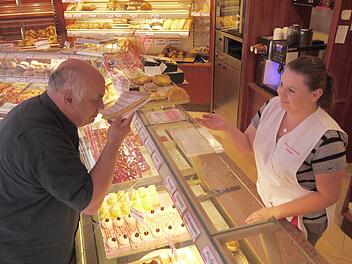 Das ist Neustadt pur:  Jacqueline Wölfel präsentiert ein Original aus  Backstube - den Wurstkuchen. Dass der   Klassiker in seinem  Kochbuch zum "Tag der Franken" eine wichtige Rolle spielen wird, steht  für den einst in der Sternegastronomie tätigen  Koch außer Frage.Berthold Köhler