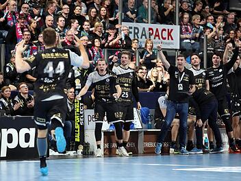 Christoph Steinert (li.) jubelt mit seinen Mannschaftskollegen vom HC Erlangen. Die Mittelfranken lagen gegen Ludwigshafen mehrmals zurück, gewannen die Partie gegen das Schlusslicht aber verdient mit 26:22.  Foto: Sportfoto Zink