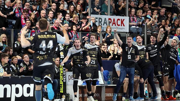 Christoph Steinert (li.) jubelt mit seinen Mannschaftskollegen vom HC Erlangen. Die Mittelfranken lagen gegen Ludwigshafen mehrmals zurück, gewannen die Partie gegen das Schlusslicht aber verdient mit 26:22.  Foto: Sportfoto Zink