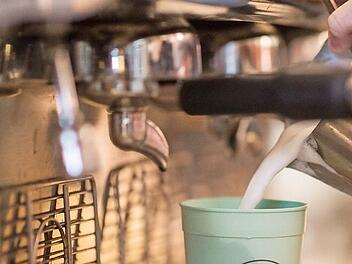 Eine Tasse Kaffee lässt sich auch ohne Begleitung genießen. Was man stattdessen wahrnimmt, kann sehr unterhaltsam sein. Foto: dpa