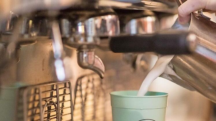 Eine Tasse Kaffee lässt sich auch ohne Begleitung genießen. Was man stattdessen wahrnimmt, kann sehr unterhaltsam sein. Foto: dpa
