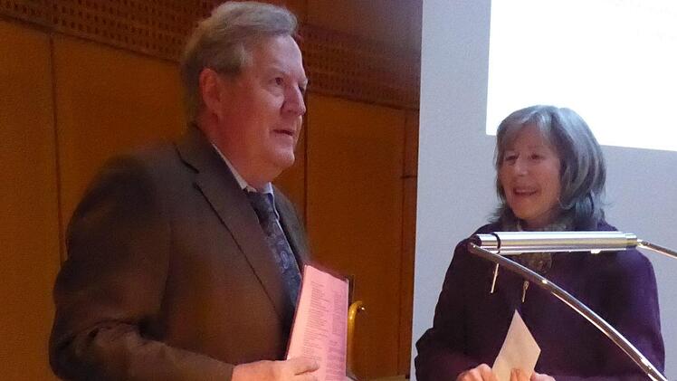 Wolfgang Riedel, der Lehrstuhlinhaber für neuere deutsche Literatur- und Ideengeschichte an der Universität Würzburg, hat jetzt bei der Seniorenuniversität Würzburg die 175. Vorlesung. Rechts: Gisela Schriek, Chefin der Kissinger Volkshochschule Foto: Gerhild Ahnert