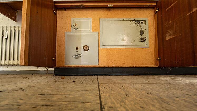 Ein Tresor im ehemaligen Fahrkartenschalter ist verschlossen. Foto: Jürgen Hüfner