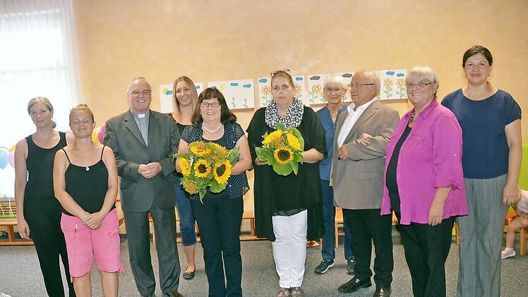 Für 40 und 25 Jahre Dienstzeit im Kindergarten Neuses wurden Leiterin Elisabeth Förtsch (5. v. li.), Katrin Vetter (6. v. li.) geehrt. Mit im Bild Pater Maximilian Kray (3. v. li.), Zweite Bürgermeisterin Angela Hofmann (rechts), Kirchenpfleger Hans Schrepfer und Kindergartenbeauftragte Gertraud Schrepfer (3. und 2. v. re.) mit weiteren Ehrengästen und Personal