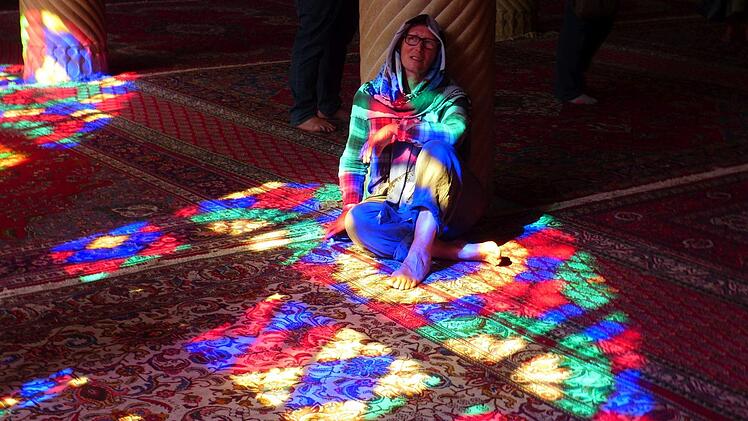 IInge Wagner inmitten der Farbenspiele in der Nasir-ol-Molk Moschee Foto: privat