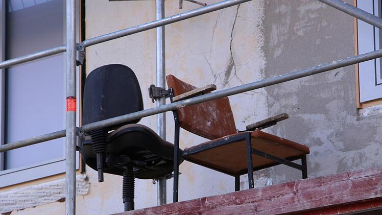 Auch wenn es dieses Bild vermuten lässt: Die Mitarbeiter der VG Uehlfeld müssen nicht im Freien arbeiten. Sobald der Neubau fertig ist, ziehen sie aus dem alten Teil um, der dann renoviert wird.Yannick Hupfer