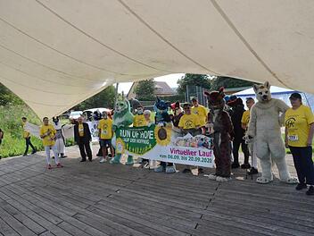 Der Vorstand von "Gemeinsam gegen Krebs" umgeben von den "Freunden auf zwei Pfoten"  Foto: Karl-Heinz Hofmann
