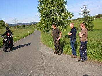 Jagdpächter Heinz Josef Vinders, Mitjäger Gerhard Münch und Jagdgenosse Markus Teller (von links) beklagen, dass wegen der Umleitung bei Krumme Fohre viele Motorradfahrer durch das Revier fahren und das Wild stören. Foto: Jürgen Gärtner