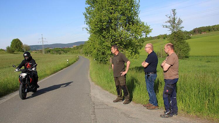 Jagdpächter Heinz Josef Vinders, Mitjäger Gerhard Münch und Jagdgenosse Markus Teller (von links) beklagen, dass wegen der Umleitung bei Krumme Fohre viele Motorradfahrer durch das Revier fahren und das Wild stören. Foto: Jürgen Gärtner