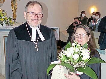 Dekan Andreas Kleefeld dankt Margit Glöckner-Wenk für ihren Dienst im Dekanat Coburg.