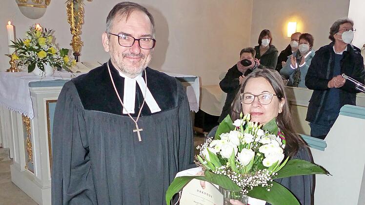 Dekan Andreas Kleefeld dankt Margit Glöckner-Wenk für ihren Dienst im Dekanat Coburg.