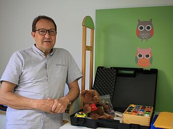 Kinderarzt Andreas Schloßbauer in einem seiner ehemaligen Sprechzimmer. Nach und nach wird die Praxis leer geräumt. Foto: Benedikt Borst
