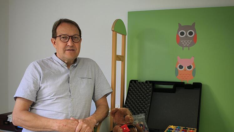 Kinderarzt Andreas Schloßbauer in einem seiner ehemaligen Sprechzimmer. Nach und nach wird die Praxis leer geräumt. Foto: Benedikt Borst