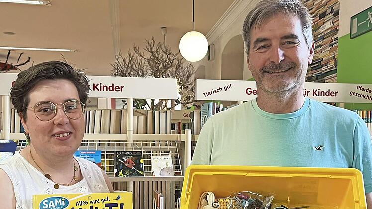 Bibliotheksleiterin Cindy Paulus (links) und J&uuml;rgen Leitschuh, Vorstandsvorsitzender des Freundeskreises Lesezeichen, mit den neuen Medien.