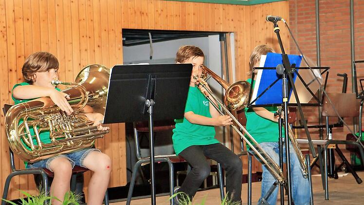 Kleine Kinder, große Instrumente, noch größere Töne: Musikalisch konnten die jungen Tonkünstler ganz klar überzeugen.