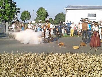 Die Höchstadter Böllerschützen waren zu Besuch und schossen die Kerwa ein. Foto: Roland Meister