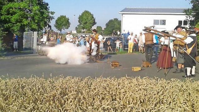 Die Höchstadter Böllerschützen waren zu Besuch und schossen die Kerwa ein. Foto: Roland Meister