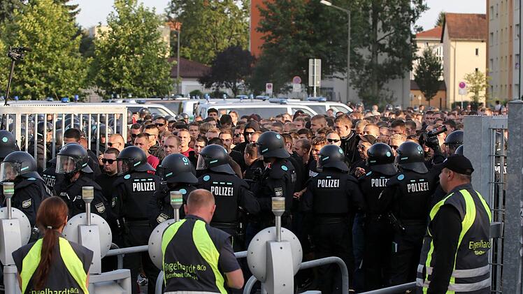 Zahlreiche Polizisten begleiten die Ankunft der Nürnberger Fans am Stadion. Foto: Daniel Karmann/dpa