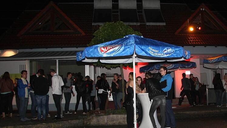 Je später der Abend: Selbst nach 24 Uhr trudelten immer noch Partygäste ein.