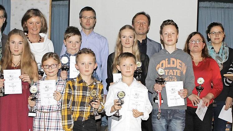 Die Vereinsmeister des Schwimmvereins wurden von Drittem Bürgermeister Markus Wich, Eva-Maria von Nordheim sowie Markus Albrecht geehrt.  Fotos: Michael Wunder