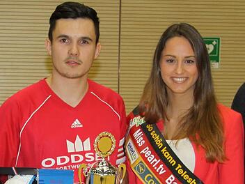 Theresa Gerwig, Miss Fränkische Schweiz, übergab den Siegerpokal an den Eggolsheimer Spielführer Andreas Amon.  Fotos: Uwe Kellner