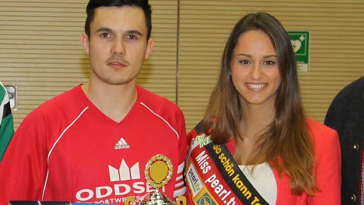 Theresa Gerwig, Miss Fränkische Schweiz, übergab den Siegerpokal an den Eggolsheimer Spielführer Andreas Amon.  Fotos: Uwe Kellner