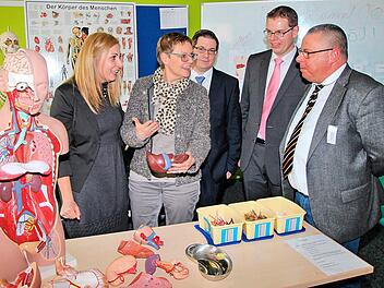 Informationen aus erster Hand gab es beim Tag der offenen Tür in der bfz-Schule in der Columbiastraße. Auf dem Foto zu sehen sind (von links) Lehrerin Sandra Müller, die Bundestagsabgeordnete Sabine Dittmar, der Chef der Arbeitsagentur in Bad Kissingen, Marco Beier, der Vorstand der Carl von Heß'schen Stiftung, Marko Schäfer, und Peter-Wolfgang Großmann, bfz-Koordinator in Bad Kissingen.  Foto: Dieter Britz