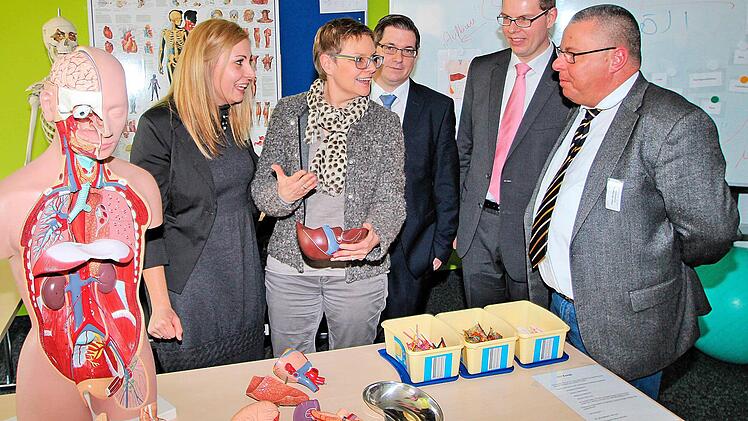 Informationen aus erster Hand gab es beim Tag der offenen Tür in der bfz-Schule in der Columbiastraße. Auf dem Foto zu sehen sind (von links) Lehrerin Sandra Müller, die Bundestagsabgeordnete Sabine Dittmar, der Chef der Arbeitsagentur in Bad Kissingen, Marco Beier, der Vorstand der Carl von Heß'schen Stiftung, Marko Schäfer, und Peter-Wolfgang Großmann, bfz-Koordinator in Bad Kissingen.  Foto: Dieter Britz