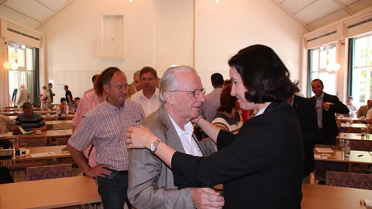 Alle gratulierten Dorothee Bär persönlich zu ihrer Wahl, unter ihnen auch der ehemalige Bad Kissinger Stadtrat Prof. Dr. Dr. Peter Deeg. Foto: Paul Ziegler