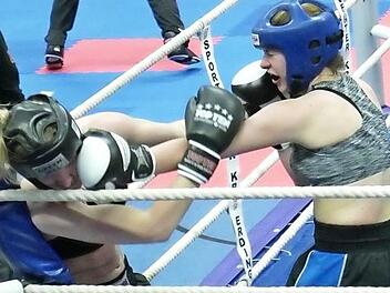 Die Marktzeulnerin Victoria Linz (rechts) bringt den Schlag mit ihrer Führhand gegen Nationalkämpferin Hannah Schmieder technisch perfekt ins Ziel.  Foto: pr