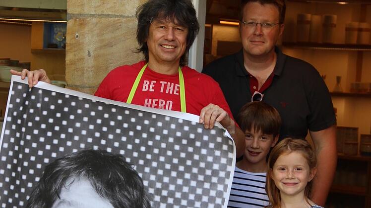 Töpfer Bernhard Noe hat selbst den ersten Schritt gemacht und bei der Kunstaktion Augenblicke einen Beitrag geleistet. Auch die Familie Benker ist ein großer Fan der Aktion. Foto: Katharina Müller-Sanke
