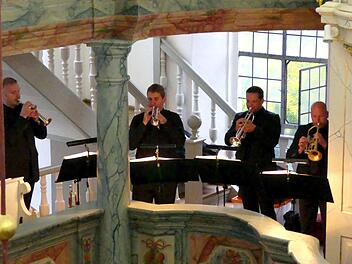 Benjamin Sebald, Dominik Thoma, Florian Zeh und Volker Hemedinger ließen ihre Instrumente von der ersten Empore aus erklingen. Foto: Dieter Hübner
