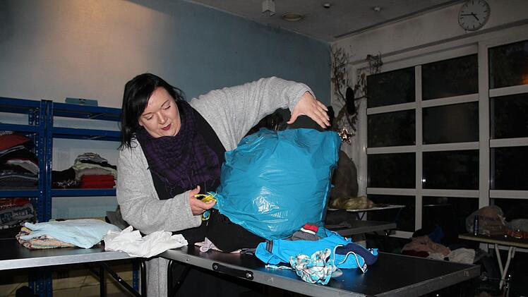 Rina Schmidt aus Poppendorf sammelt Kleidung, Lebensmittel und Sachspenden in der ganzen Region und bringt sie zu Obdachlosen. Foto: Franziska Rieger