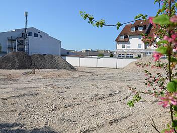 Links das Möbelhaus, rechts ein Wohnhaus: In der Wydhösselstraße wird eine Baulücke geschlossen.  Foto: Bernhard Panzer