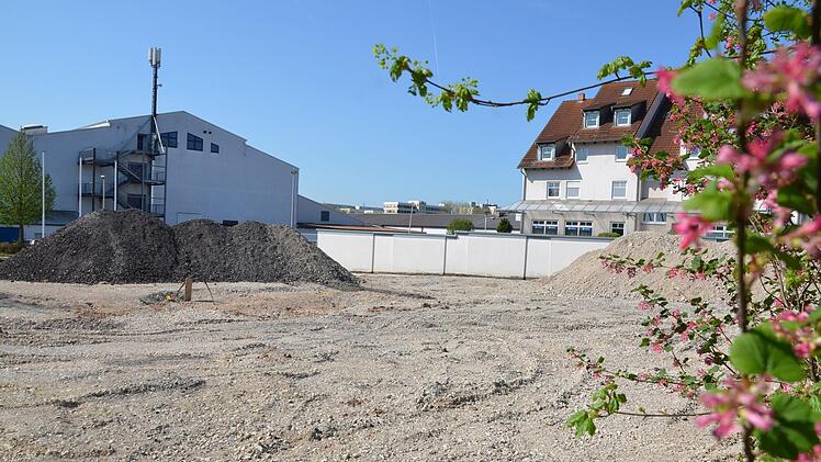 Links das Möbelhaus, rechts ein Wohnhaus: In der Wydhösselstraße wird eine Baulücke geschlossen.  Foto: Bernhard Panzer