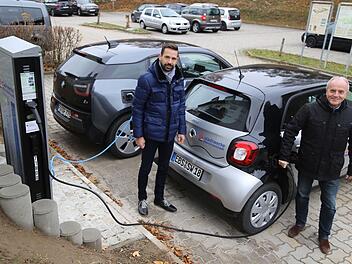 Bürgermeister Markus Grüner (r.)  und  Jürgen Fiedler an der Ladestation auf dem Parkplatz am Rathaus Obertrubach Foto: Franz Galster