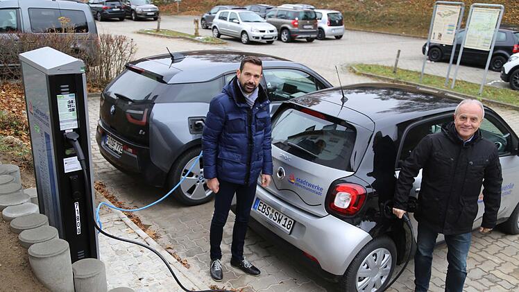Bürgermeister Markus Grüner (r.)  und  Jürgen Fiedler an der Ladestation auf dem Parkplatz am Rathaus Obertrubach Foto: Franz Galster