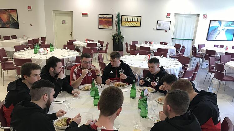 Leere Tische: Einige Fußballteams haben ihr Trainingslager am Gardasee aus Sorge vor Corona kurzfristig storniert.