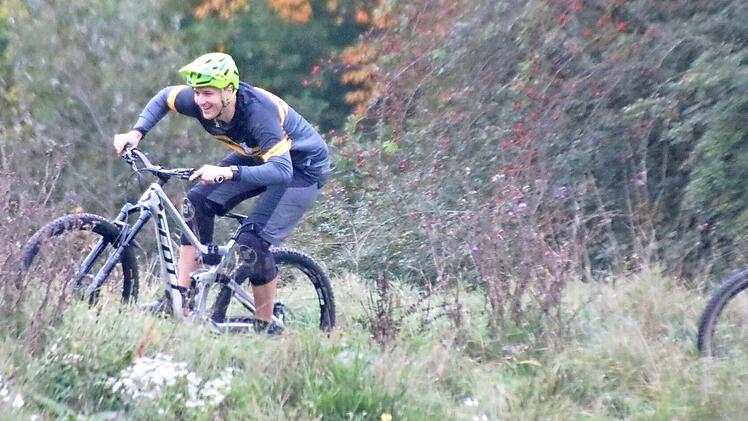Wenn Mountainbiker durchs Gelände düsen, fühlen sich Spaziergänger manchmal belästigt. So gibt es derzeit im Bausenberg Ärger.