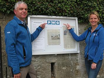 Jürgen Lieb, stellvertretender Vorsitzender der PWG, und PWG-Stadträtin Heike Greenberg-Kremser präsentieren den neuen Infokasten. Foto: Beatrix Lieb