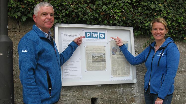 Jürgen Lieb, stellvertretender Vorsitzender der PWG, und PWG-Stadträtin Heike Greenberg-Kremser präsentieren den neuen Infokasten. Foto: Beatrix Lieb