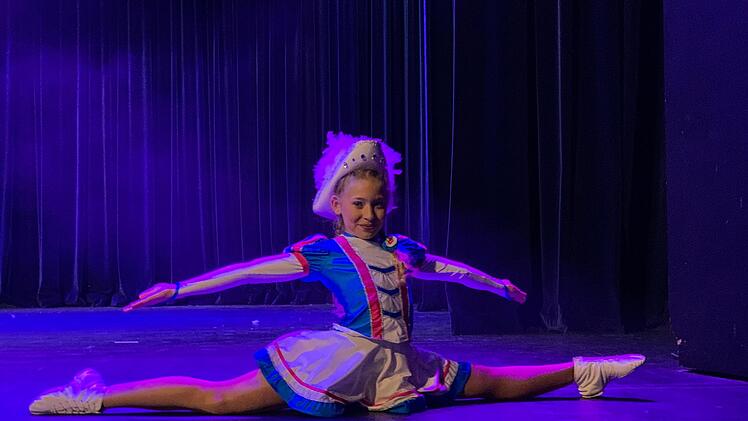 Spagat ist f&uuml;r Tanzmariechen Viktoria (10) die leichteste &Uuml;bung. Foto: Sonny Adam .